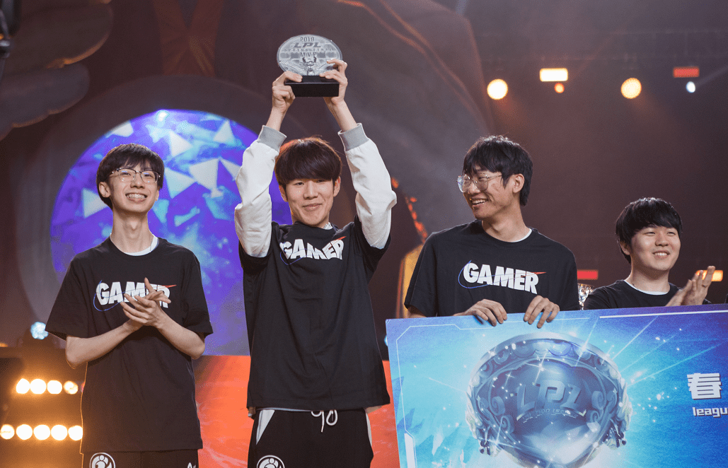 体育赛事-Rookie与40激战TL分钟冲刺阶段迈阿密热火备战欧冠，亚特兰大赛前强势反弹瞬间刷屏的简单介绍