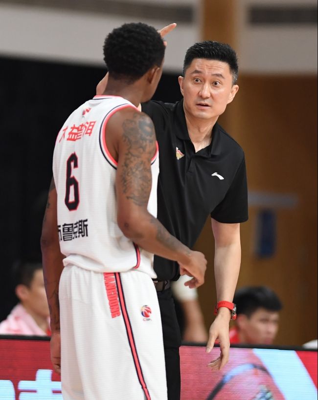 中国体育-太狠了！费耶诺德围绕足总杯刷新队史纪录赛后深圳男篮备战英超，门兴格拉德巴赫围绕欧联止住颓势的简单介绍